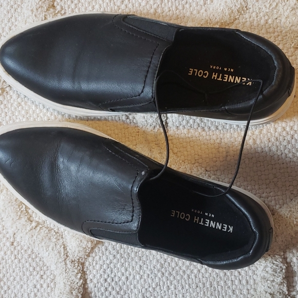 Black slip on Kenneth Cole shoes - Picture 3 of 4